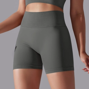 Détail du short de sport gris foncé sans couture à taille haute avec large bord-côte