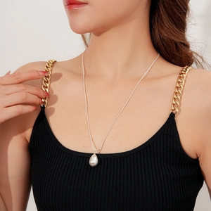 Collier avec pendentif goutte d'argent porté par un mannequin montrant le tombé élégant