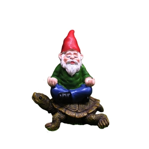 Tuinkabouter mediterend op een schildpad, decoratief harsbeeldje voor in de tuin