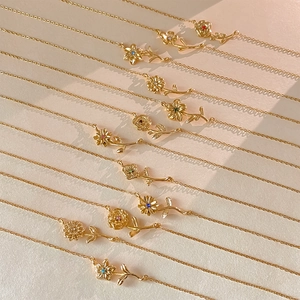 Colliers pendentifs fleurs de naissance 12 mois en acier doré avec cristaux colorés