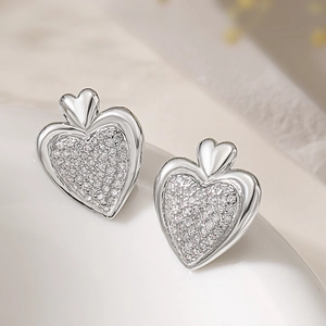 Eleganti orecchini a lobo a doppio cuore in argento placcato oro 18K con zirconi lucidi