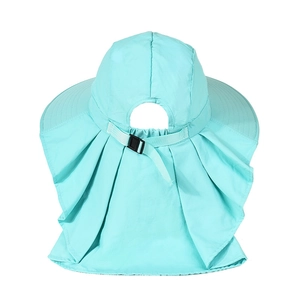 Dettaglio del cappello da sole outdoor con ampio lembo sul collo e rete traspirante