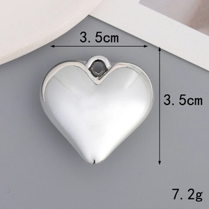 Close-up of heart-shaped UV silver pendant showing dimensions 3.5cm and 7.2g weight