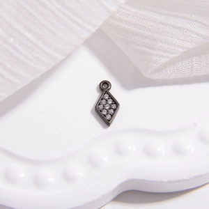 Makroaufnahme von Rhombus S925 Silberanhänger mit Zirkonia auf weißer Seide