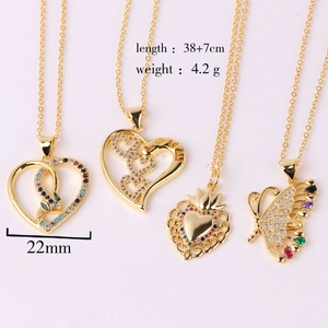Detail van de 18K vergulde hart en vlinder hangers met een ketting van 38+7cm