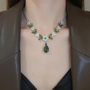 Elegante set di gioielli con fiori in zircone e ciondolo a goccia verde da donna