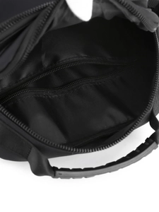 Vue intérieure montrant les poches zippées et les poignées renforcées du sac en nylon