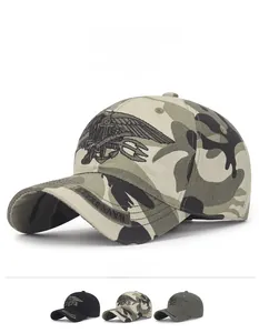 Detail des bestickten Trident-Logos auf Camouflage-Baumwollkappen in verschiedenen Farben