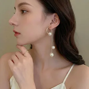 Boucles d'oreilles pendantes dorées à franges avec trois perles blanches dégradées