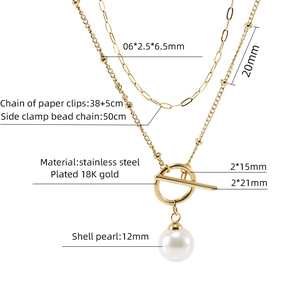 Détail du collier double couche en acier plaqué or 18 carats avec perle et fermoir OT