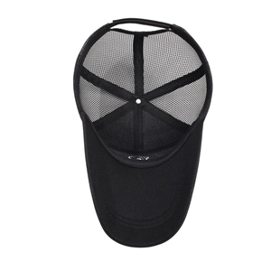 Cappello trucker estivo nero con ricamo R e rete traspirante per protezione solare all'aperto