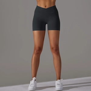 Dettaglio del design a vita incrociata e texture a coste sui pantaloncini da yoga grigi