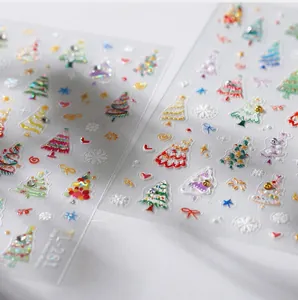 Macro de stickers d'ongles 3D de Noël avec sapins en relief, flocons et étoiles