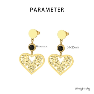 Détail montrant les dimensions et le poids des boucles d'oreilles cœur en or et strass
