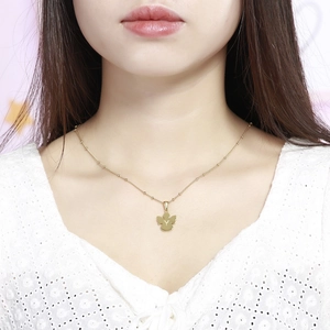 Collana minimalista in acciaio dorato con ciondolo lettera Y su modella con pizzo