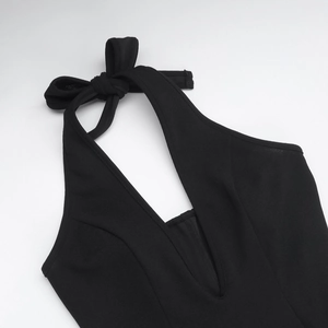 Détail de la robe noire dos nu avec décolleté en V profond et bordures à volants élégantes