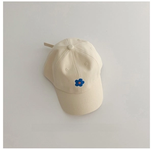 Broderie détaillée d'une fleur bleue sur casquette en coton crème avec œillets d'aération