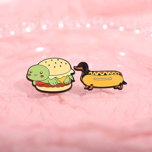 Ensemble de broches émaillées avec tortue burger et teckel hot-dog en métal