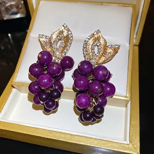 Boucles d'oreilles grappe de raisin perles violettes et feuilles d'or en coffret