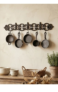Décoration murale cuisine rétro en fonte avec mini casseroles et support fleur de lys