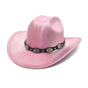 Detail der rosa Metallic-Cowboyhut mit gewebten Fasern und schwarzem Kunstledergürtel
