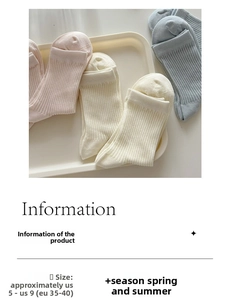 Détail de chaussettes mi-mollet côtelées en rose, beige et bleu, tricot fin pour l'été
