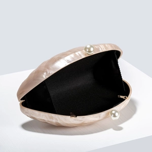 Detailansicht der perlmuttfarbenen Muschel-Acryl-Clutch mit großem Perlenverschluss