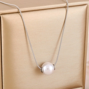 Collana minimalista in acciaio al titanio con singola perla bianca su catena a serpente