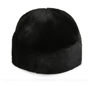 Gros plan sur la texture épaisse de la fourrure noire du chapeau d'hiver chaud pour hommes