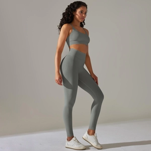 Détail du legging de yoga gris taille haute et soutien-gorge de sport côtelé