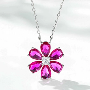 Détail du collier camélia en argent S925 avec pierres précieuses rouge rubis en poire