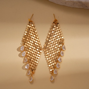Boucles d'oreilles goutte plaquées or 18K avec zircons et design en maille métal