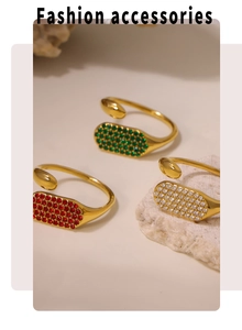 Ensemble de trois bagues dorées réglables avec incrustations de zircons rouges et verts