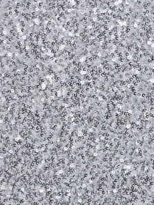 Vue macro détaillée de paillettes argentées scintillantes sur tissu en maille blanche