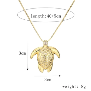Detailansicht der goldenen Schildkrötenkette mit Zirkonia-Inlay und Maßen