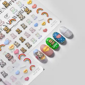 Détail macro de stickers ongles 5D embossés avec ours mignons, lapins et cœurs arc-en-ciel