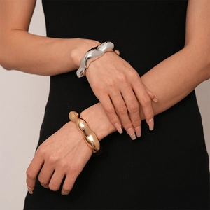 Bracelet jonc minimaliste aux textures ondulées irrégulières en or et argent