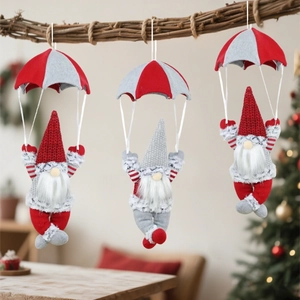 Drei Weihnachts-Wichtel Fallschirm-Hänger mit roten und grauen Strickstrukturen