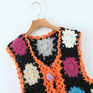 Gros plan d'un gilet au crochet fait main avec motifs géométriques tricotés colorés