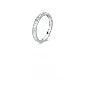Gros plan du poinçon S925 et des trois petites pierres en zircon sur la bague en argent