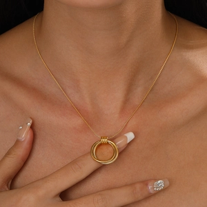 Minimalistische goldene Titanstahlhalskette mit eleganten doppelten hohlen Kreisanhängern
