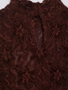 Détail de robe midi bordeaux en dentelle avec flocage floral et découpe goutte au cou