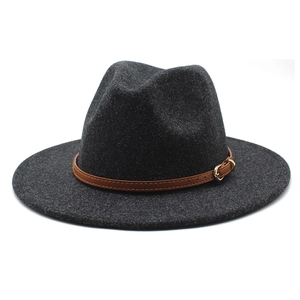 Détail du fedora en laine gris foncé avec bande en cuir marron et boucle métallique