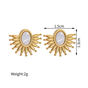 Orecchini a perno con conchiglia placcati oro 18K a forma di ventaglio dal peso di 2g
