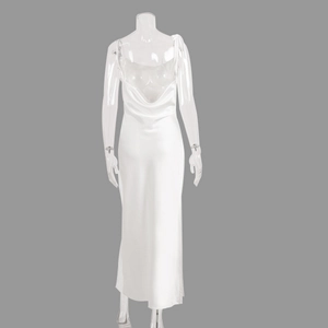 Détail d'une robe en satin blanc avec col bénitier et dos nu à fines bretelles