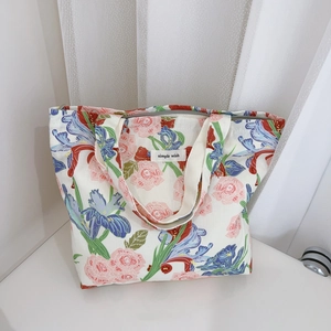 Détail du sac en coton floral montrant la fermeture éclair et l'étiquette Simple Wish