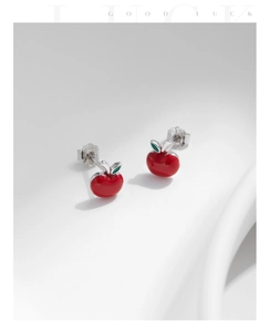 Detail von roten Apfel-Ohrsteckern mit grünen Blättern und S925 Sterling Silber Stecker