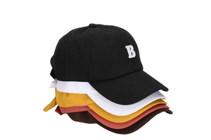 Dettaglio di cinque cappellini da baseball in cotone in vari colori con ricamo della lettera B