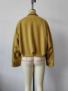 Vista posteriore della giacca bomber gialla scamosciata da donna con orlo elastico e vestibilità