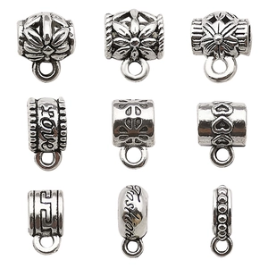 Vue détaillée de perles bélières en métal argenté antique avec divers motifs de fleurs